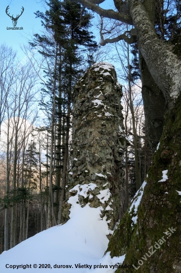 Skalná veža s okienkom