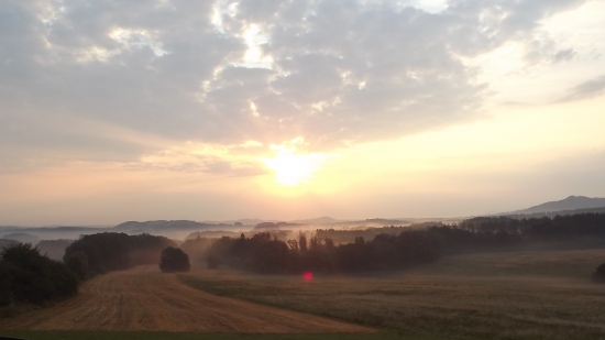 Krajina v ranním oparu.