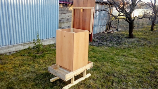 Zasobnikovy krmelec pre srnciu