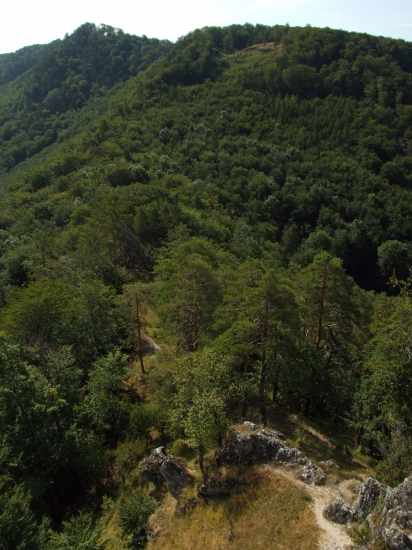 V okolí Uhroveckého hradu
