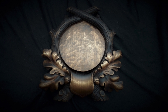 Štítek pod jelení trofej v dobovém stylu (seříznutá lebka)