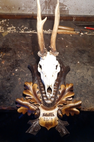 Vyřezávaná podložka pod srnce