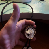 Bolo, polovnicka kravata.