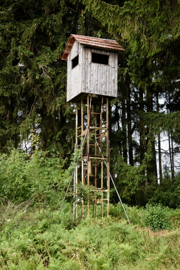 Kazatelna na příhradové konstrukci a s taškovou střechou