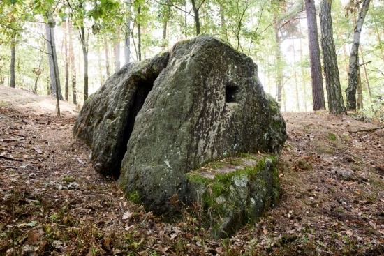 Kvítkov - posed tesaný do skály z r. 1828