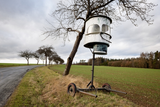 futuristický posed z polyetylenu