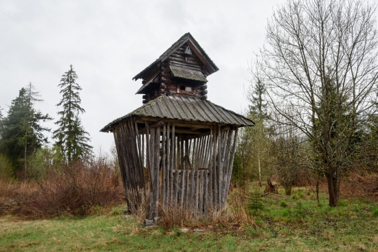 tatranský posedoseník s ptačí budkou ve štítu