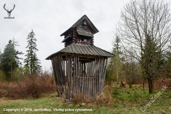 tatranský posedoseník s ptačí budkou ve štítu