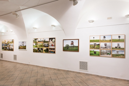 z právě začínající výstavy posedů...