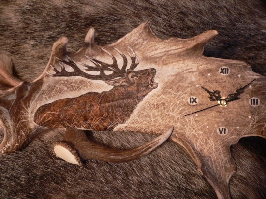 HODINY Z DANČÍ LOPATY - troubící jelen