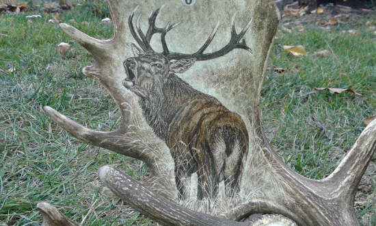 HODINY Z DANČÍ LOPATY - troubící jelen - DETAIL MOTIVU