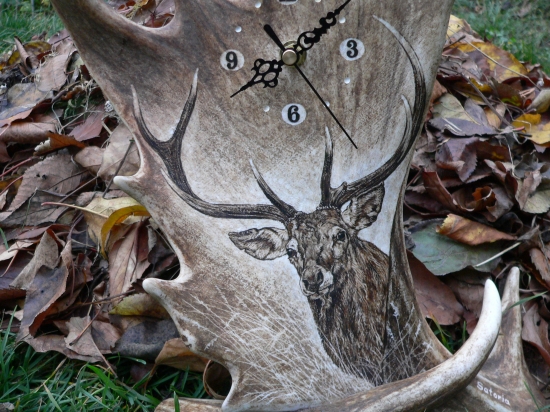 HODINY Z DANČÍ LOPATY - jelen - DETAIL MOTIVU