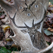 HODINY Z DANČÍ LOPATY - jelen - DETAIL MOTIVU