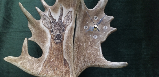 Hodiny z daňčích lopat