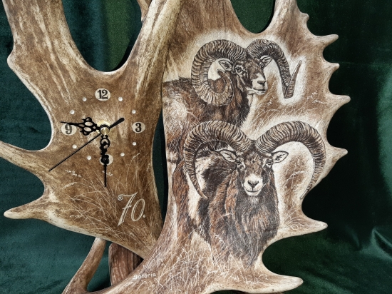 Hodiny z daňčích lopat