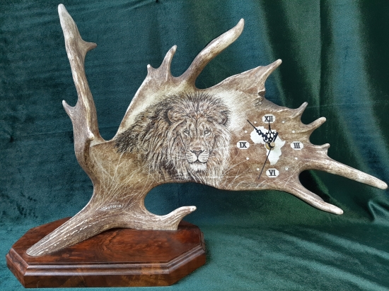 Hodiny z daňčí lopaty - LEV