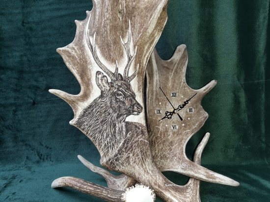 Hodiny z daňčích lopat - Jelen sika