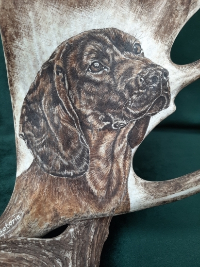 Hodiny z daňčí lopaty - BAVORSKÝ BARVÁŘ - detail motivu - na přání zákazníka