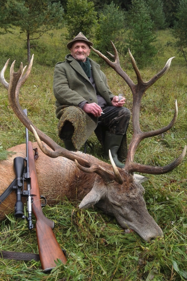 starý horár a jeho jeleň (včera ho ulovil, dnes má 81. rokov...)