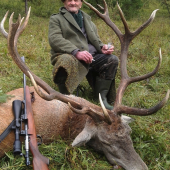 starý horár a jeho jeleň (včera ho ulovil, dnes má 81. rokov...)