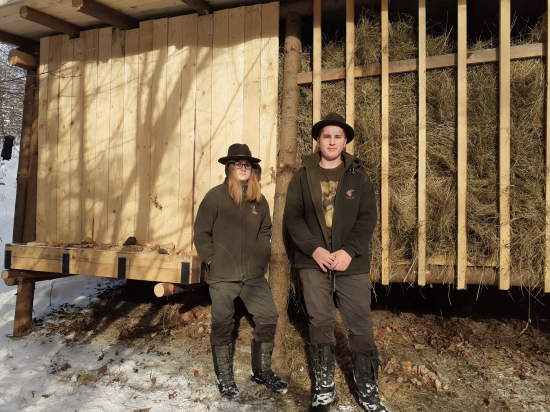 Pomocnici pri prikrmovani.