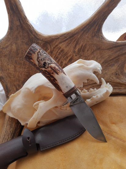 Rezba vlka v rukovati noza