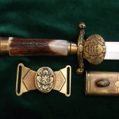 Replika opaskové přezky tesáku SLS