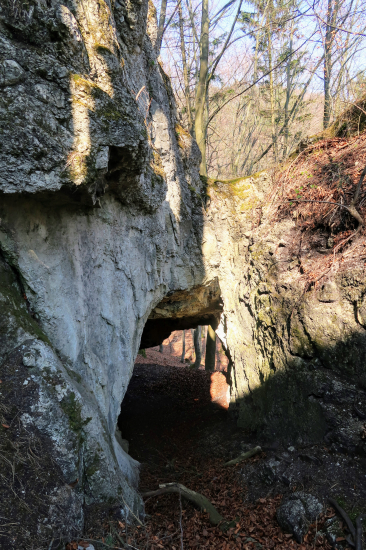 Skalný tunel nad Slnečnými skalami
