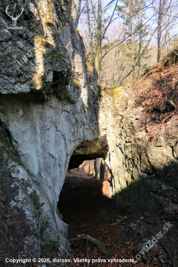 Skalný tunel nad Slnečnými skalami