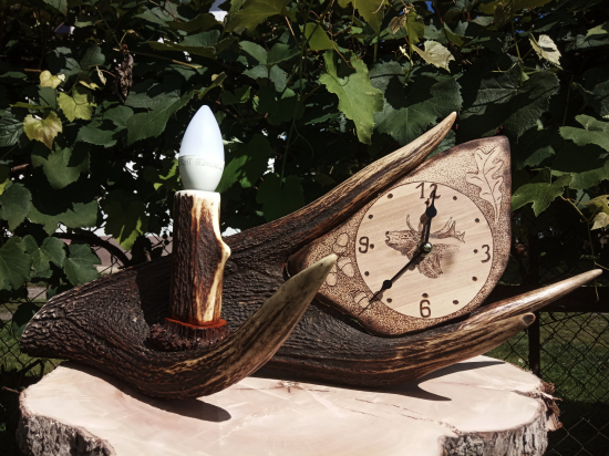 Lampa a hodiny v korune zhoda