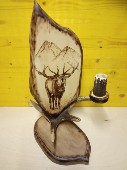 Lampa s vypaľovanym jeleňom