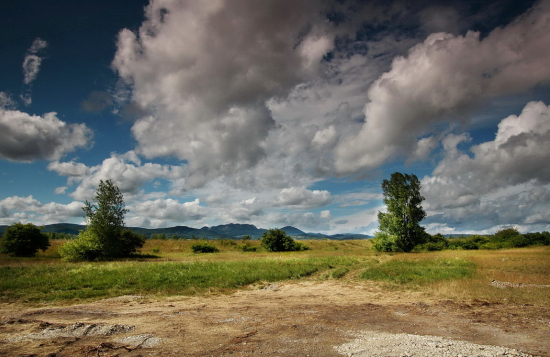tiahnuce oblaky nad krajinou