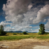 tiahnuce oblaky nad krajinou