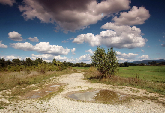 tiahnuce oblaky na východ