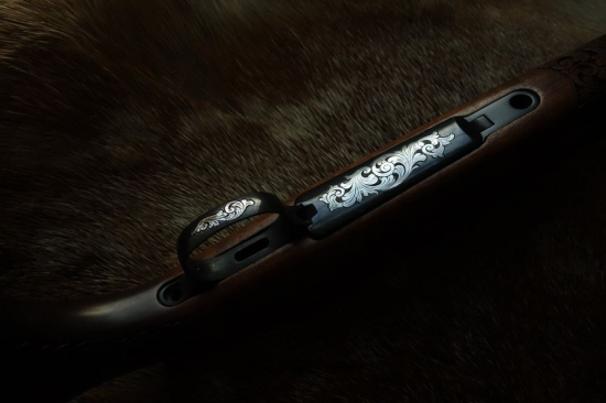 Ručně zhotovená rytina schránky a lučíku CZ 550