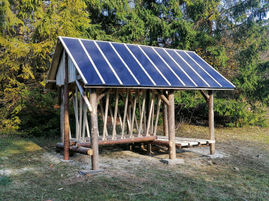 Krmelec pre vysokú aj s prístreškom na 2 balíky