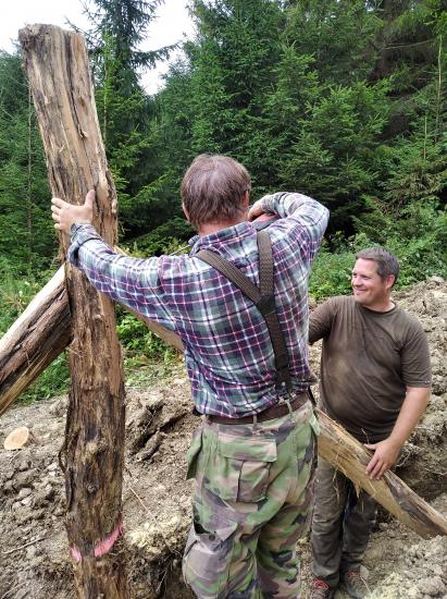 Stavba diviačieho oplotku