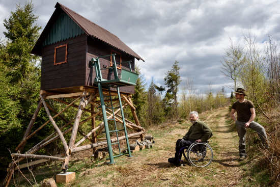 Posed se zdvižnou plošinou. Pán napravo ho vymyslel a vyrobil pro svého tátu.