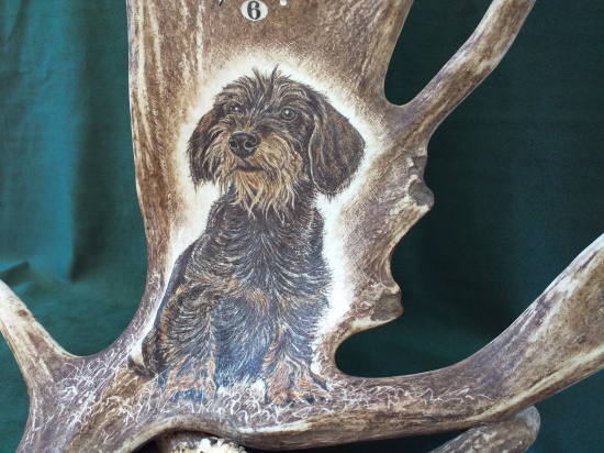 Hodiny z daňčí lopaty - detail motivu - na přání zákazníka