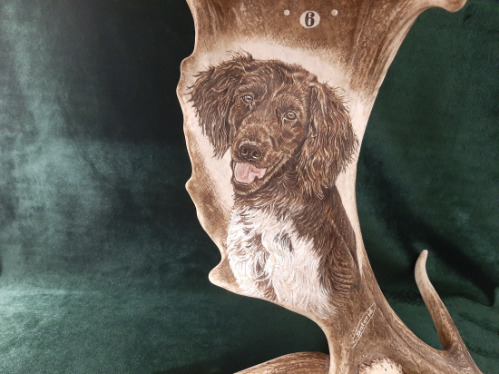 Hodiny z daňčí lopaty - detail motivu