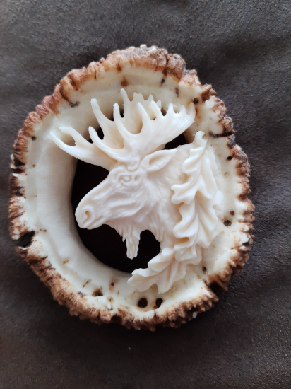 Kravata s motivom losa v bielej verzii