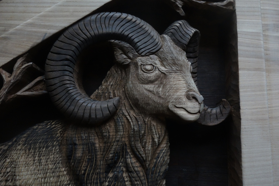 Prořezávaný reliéf z jasanového dřeva