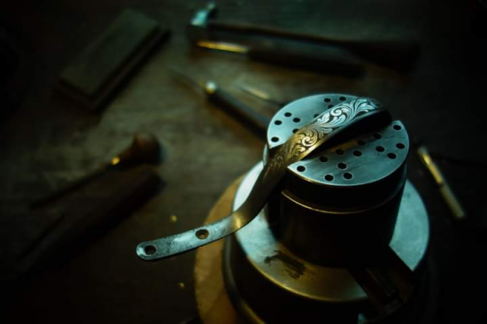 Zdobení lučíku rytinou