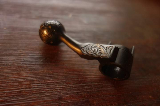 Zdobení kličky závěru rytinou