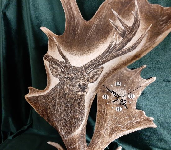 Hodiny z daňčích lopat