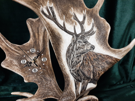 Hodiny z daňčích lopat