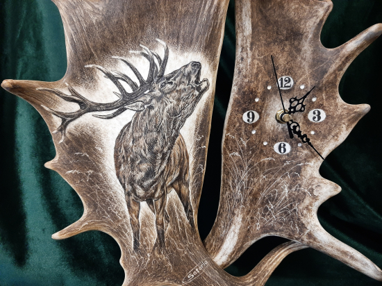 Hodiny z daňčích lopat