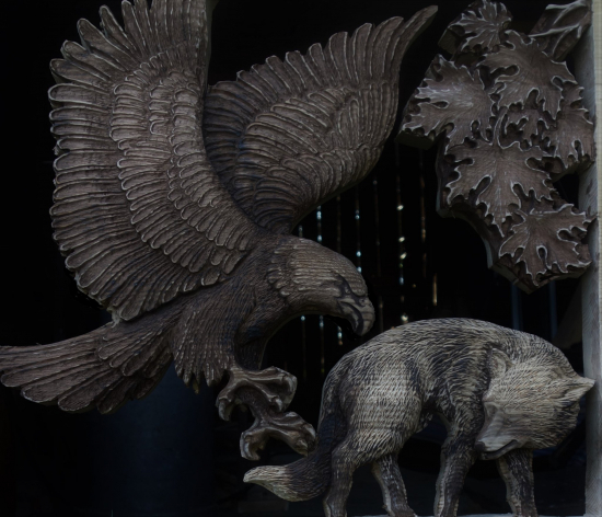 Práce na prořezávaném reliéfu z jasanového dřeva