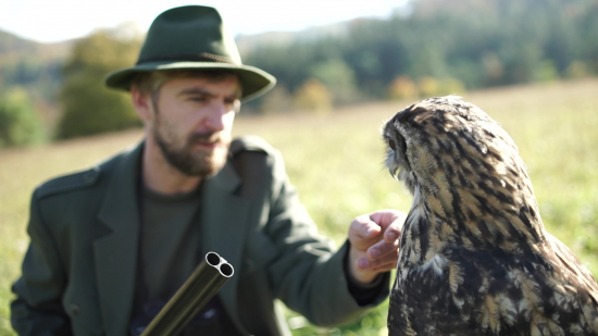 Výr Buky pri natáčaní filmu Nelovíme pre korisť. I