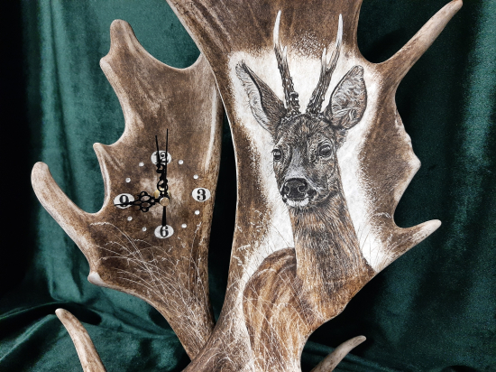 Hodiny z daňčích lopat